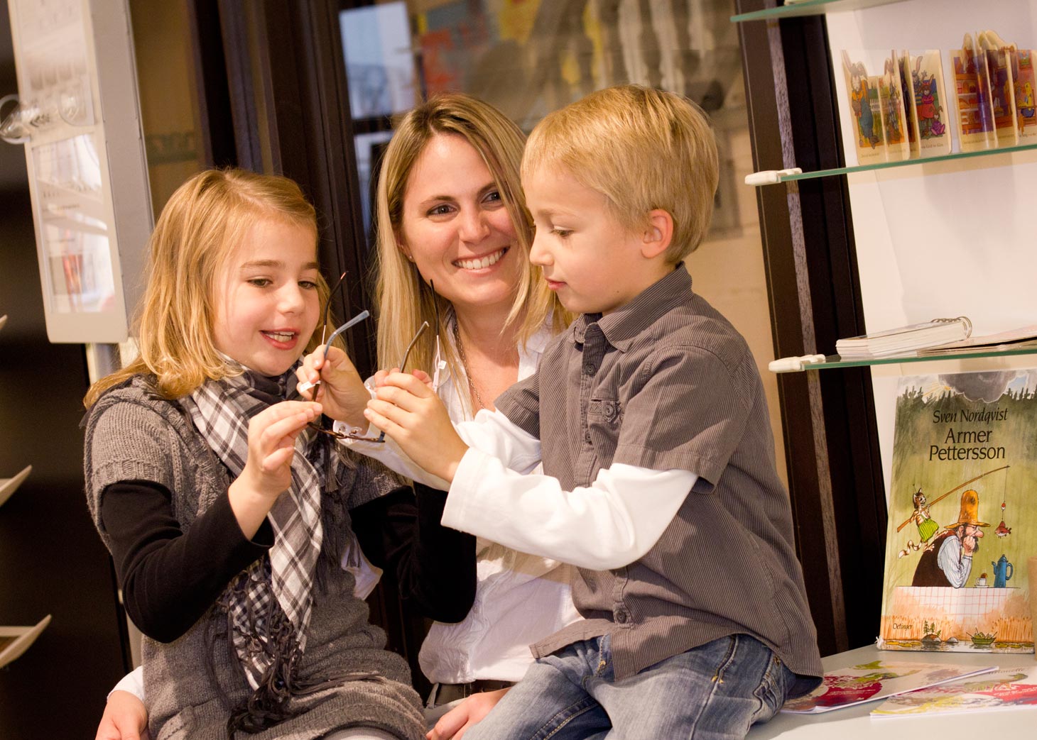 Nadine Geppert mit Mädchen und Jungen beim Brillenauswählen