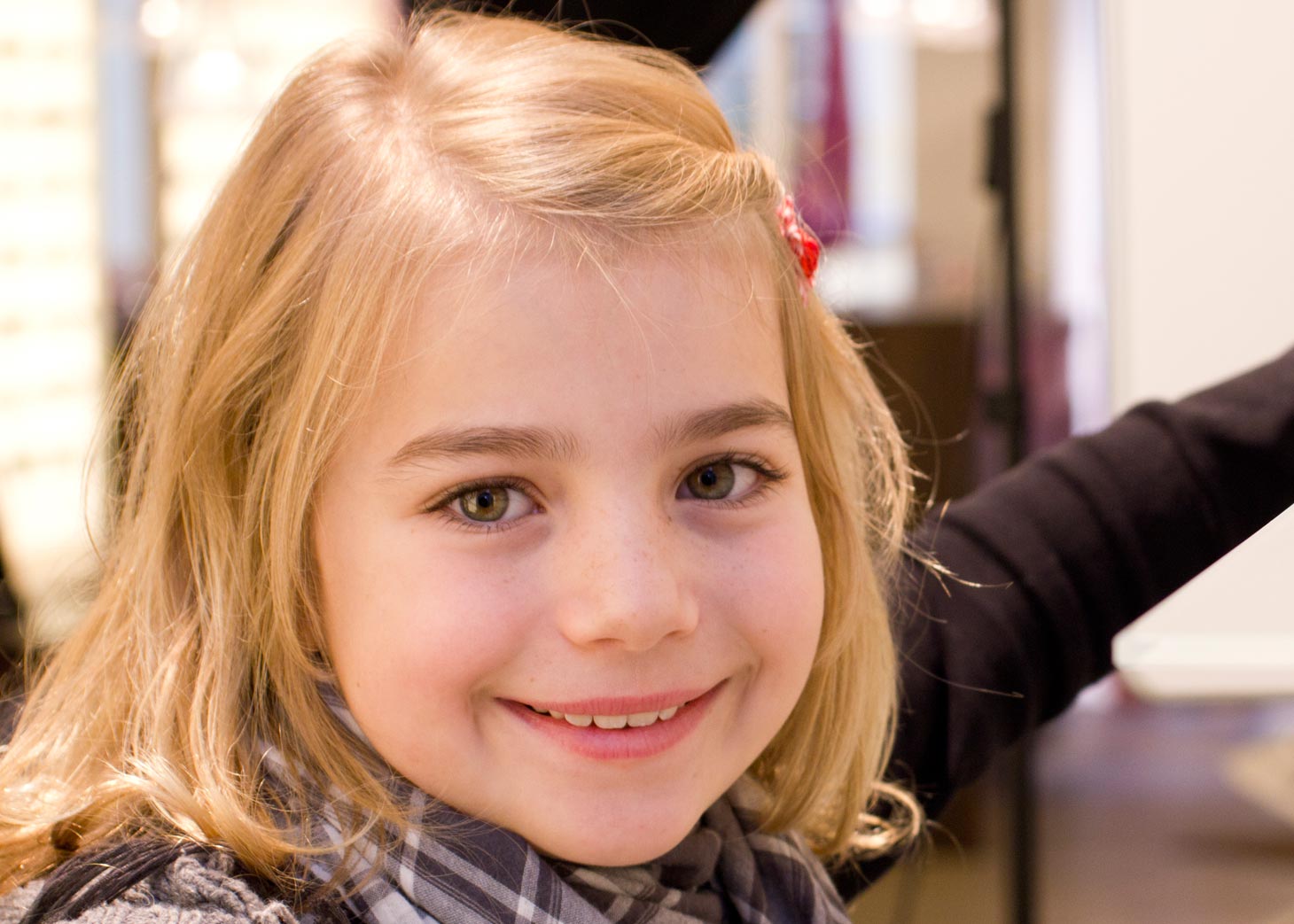 Blondes Mädchen lächelt in die Kamera