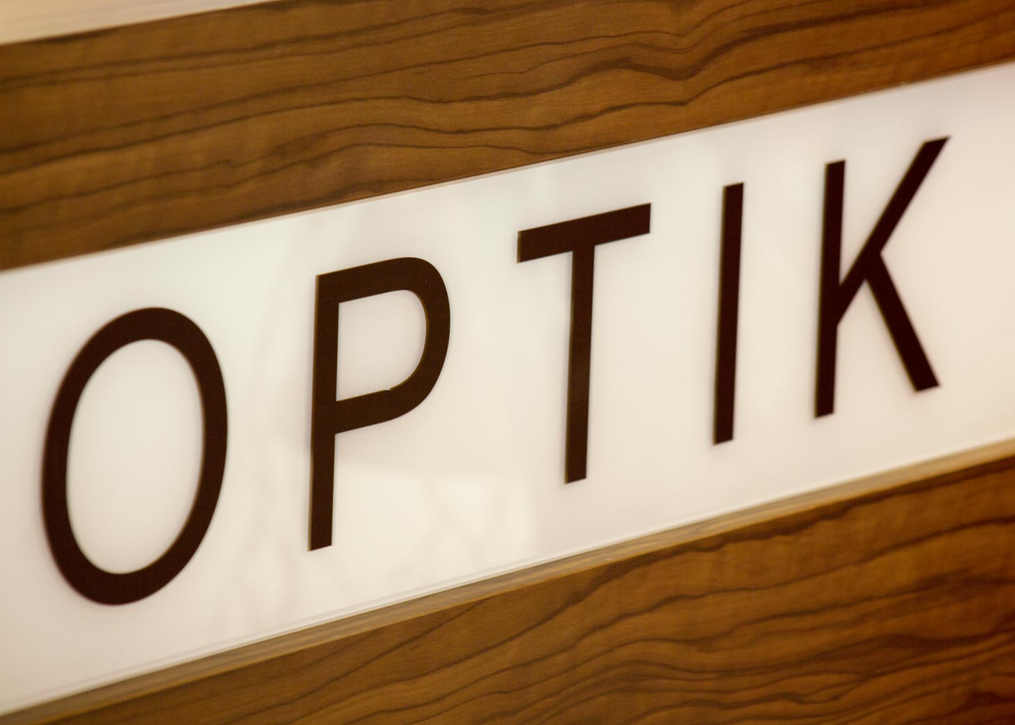 Verkaufstheke aus Holz mit Aufschrift Optik