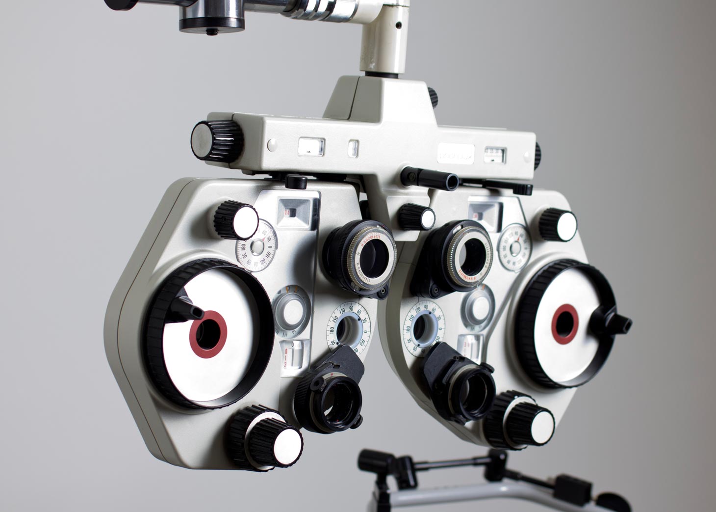 Frau am Releaxed Vision Terminal