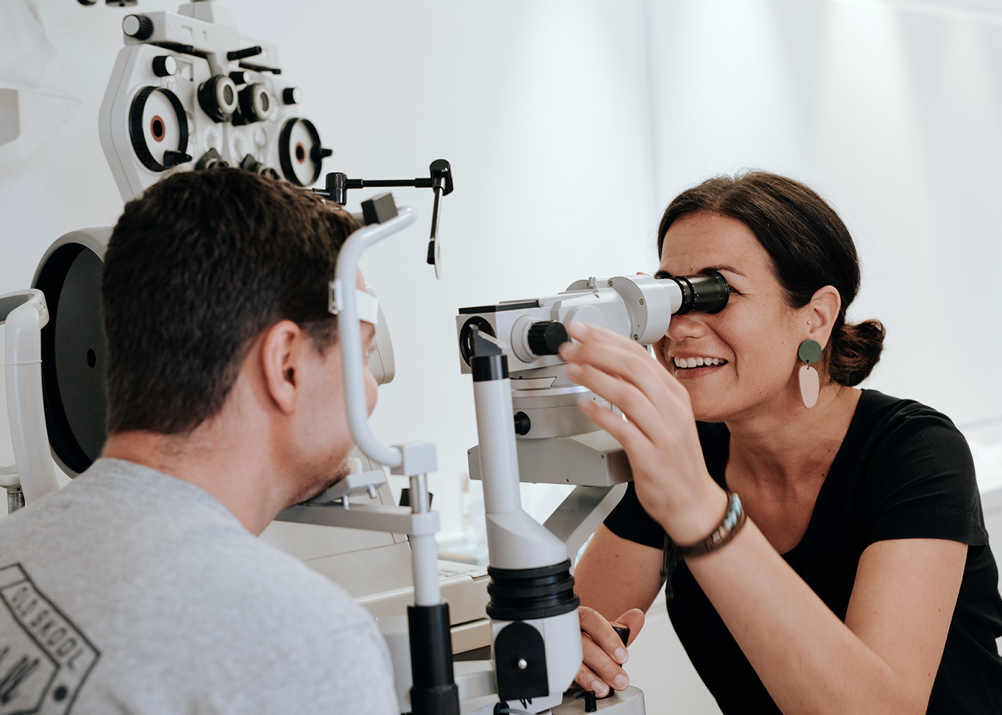 Augenglasbestimmung mit Mann