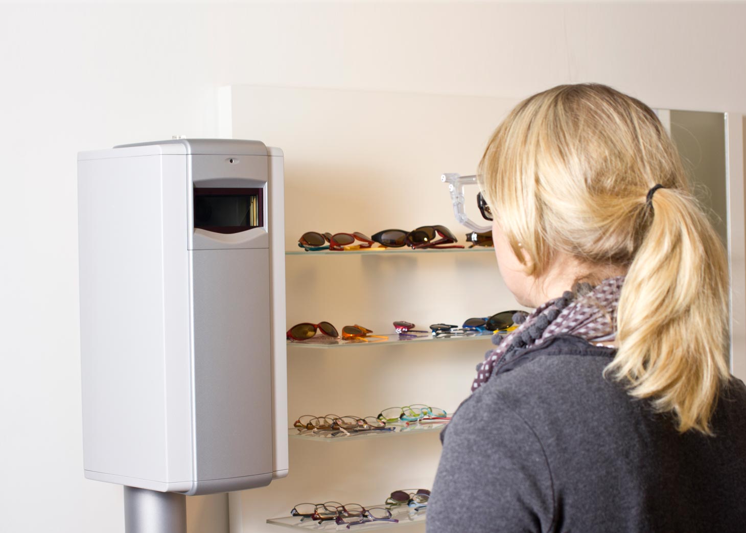 Frau am Releaxed Vision Terminal