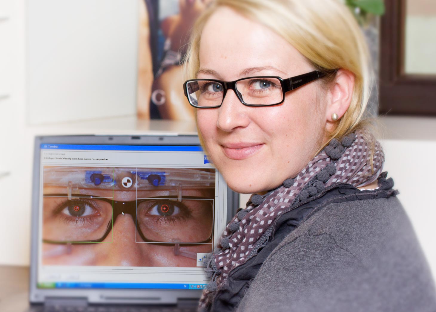Blonde Frau mit schwarzer Brille nach Relaxed Vision Vermessung